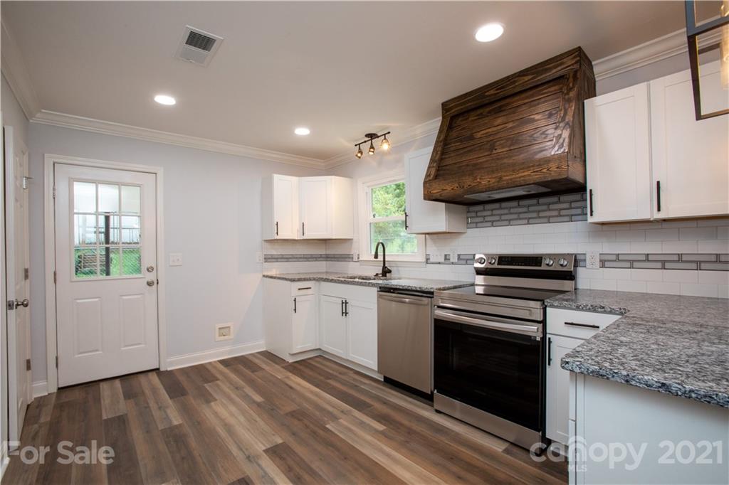 319 Clearbrook Road Matthews, NC 28105 - Photo 5 of 35 Gallery Image 5