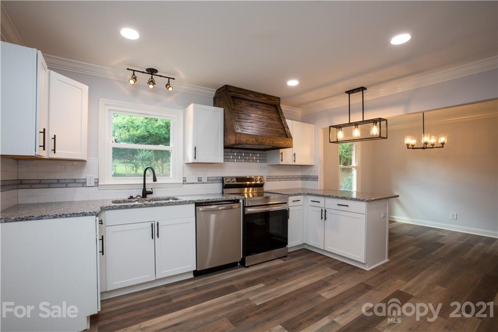 319 Clearbrook Road Matthews, NC 28105 - Photo 6 of 35 Gallery Image 6