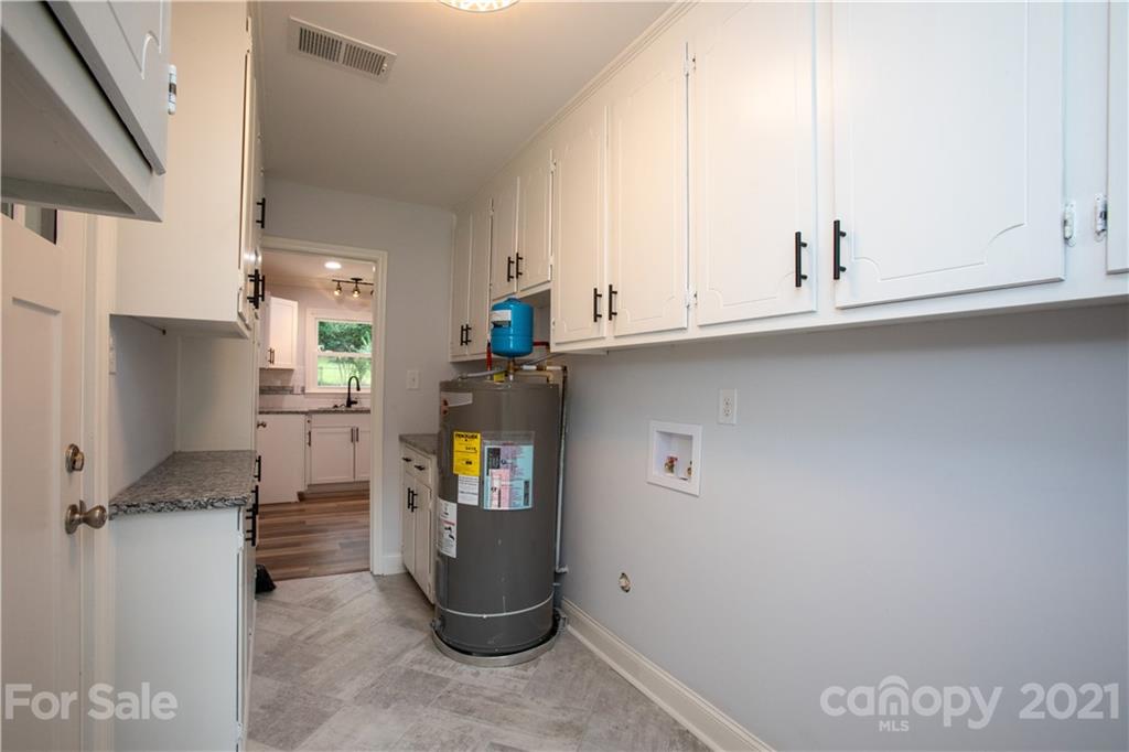 319 Clearbrook Road Matthews, NC 28105 - Photo 7 of 35 Gallery Image 7