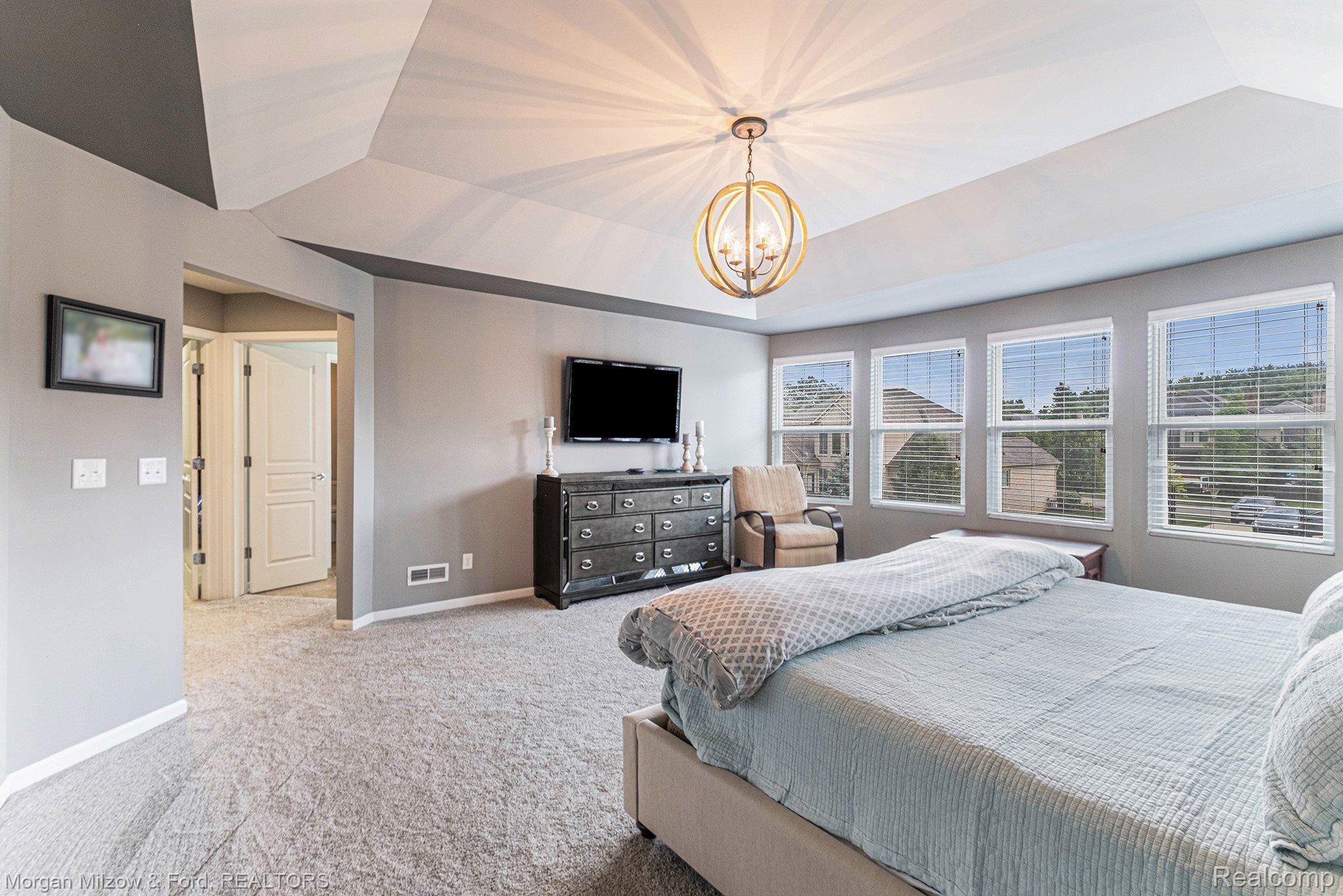 6941 Oakhurst Ridge Road Clarkston, MI 48348 - Photo 22 of 59 The primary suite of your dreams!