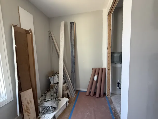 a black and white photo of a living room