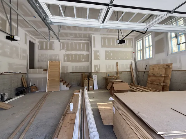 a black and white photo of a living room