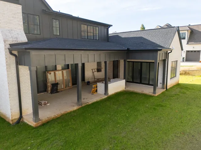a view of a house with backyard and a garden