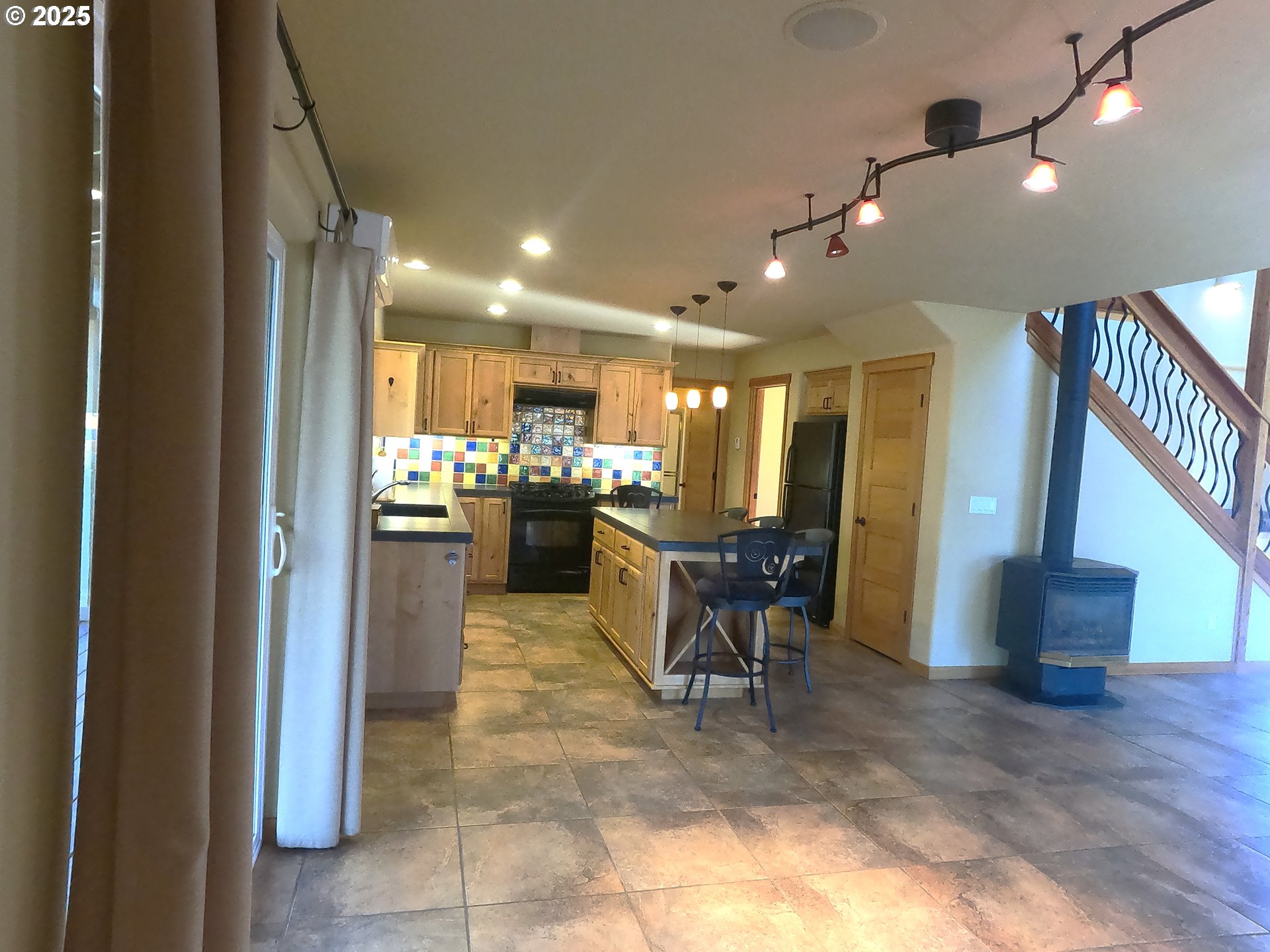 5215 Southwest Upper Canyon Rim Drive Culver, OR 97734 - Photo 4 of 24 a view of a dining area with furniture
