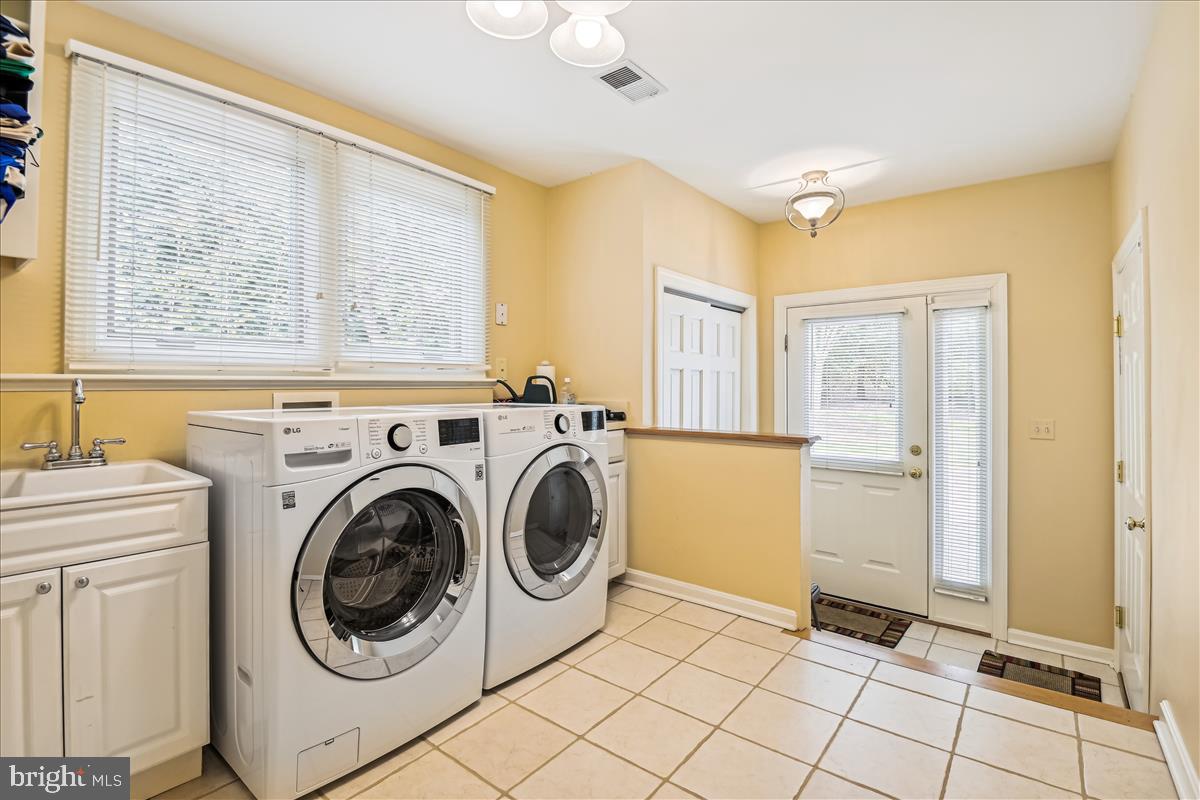 19 Roland Court Towson, MD 21204 - Photo 29 of 64 FIrst floor Laundry/Mud Room