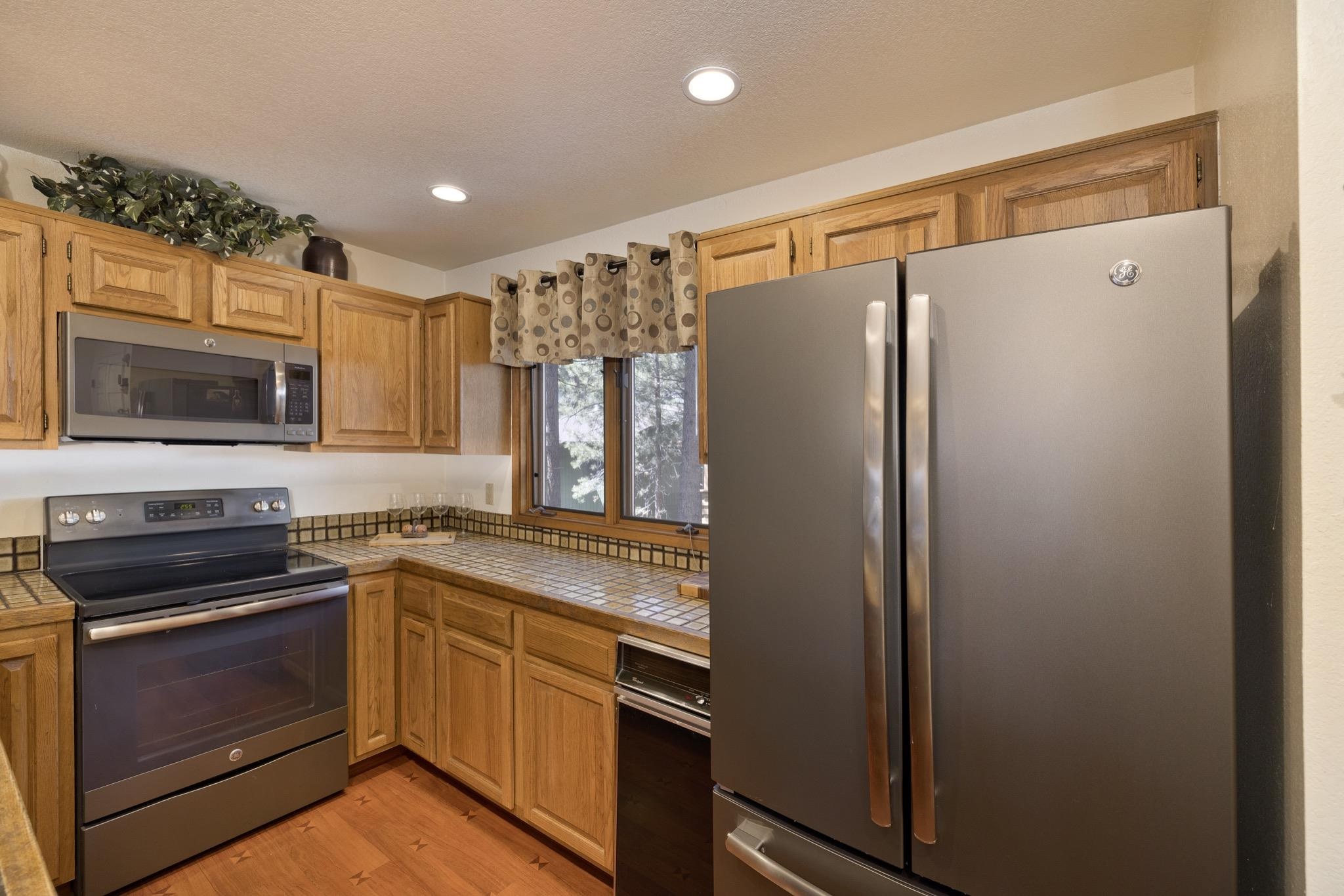 484 Manzanita Road, Unit 16 Mammoth Lakes, CA 93546 - Photo 17 of 34 a kitchen with a refrigerator stove and microwave