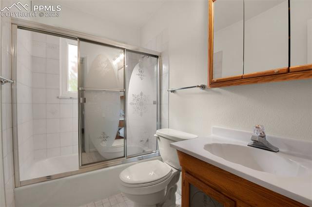 4659 Ridgeglen Road Colorado Springs, CO 80918 - Photo 28 of 40 Upstairs bathroom