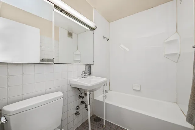 $184,900 | 3430 North Lake Shore Drive, Unit 4K, Chicago, IL 60657