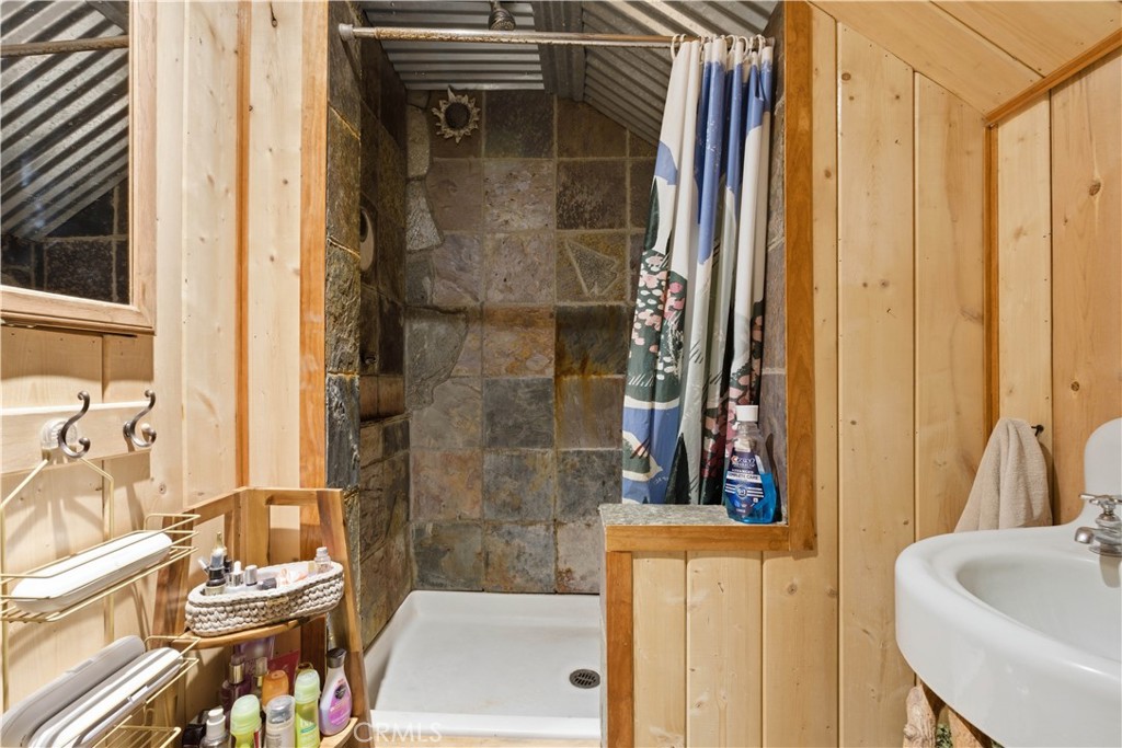815 Cottage Grove Road Lake Arrowhead, CA 92352 - Photo 28 of 46 a bathroom with a bathtub and shower