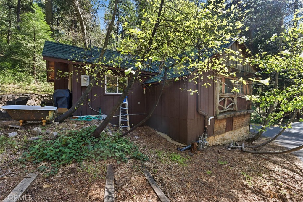 815 Cottage Grove Road Lake Arrowhead, CA 92352 - Photo 37 of 46 a backyard of a house with lots of green space
