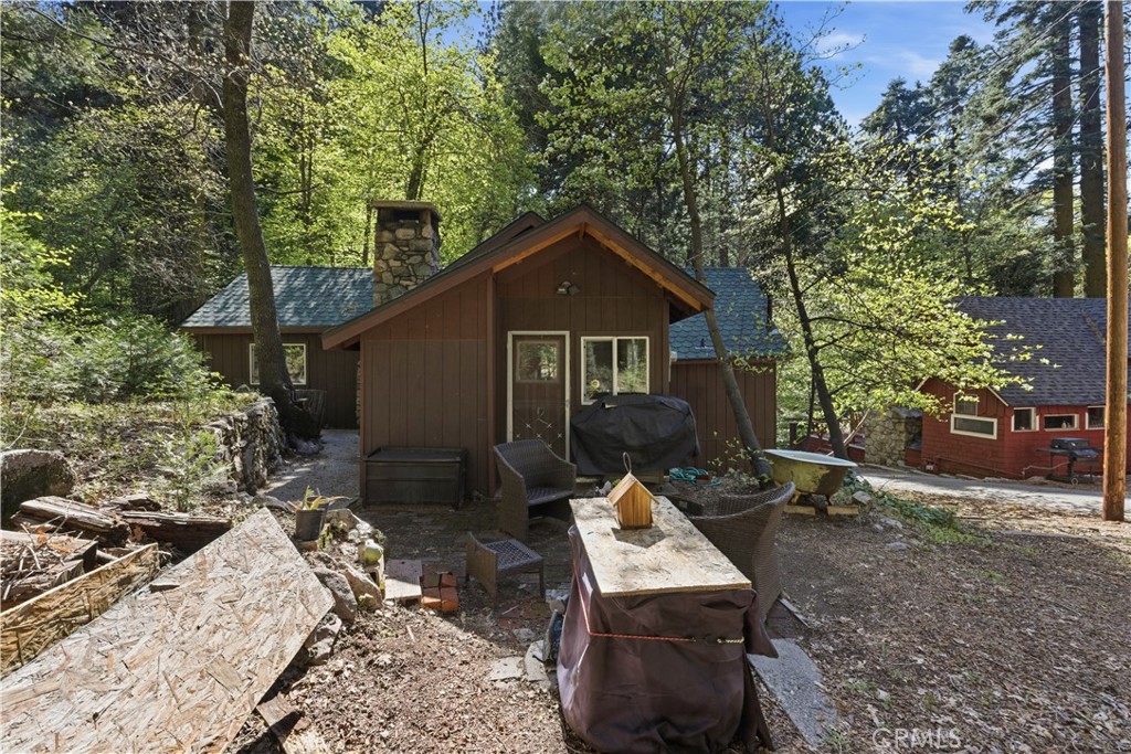 815 Cottage Grove Road Lake Arrowhead, CA 92352 - Photo 40 of 46 a backyard of a house with table and chairs