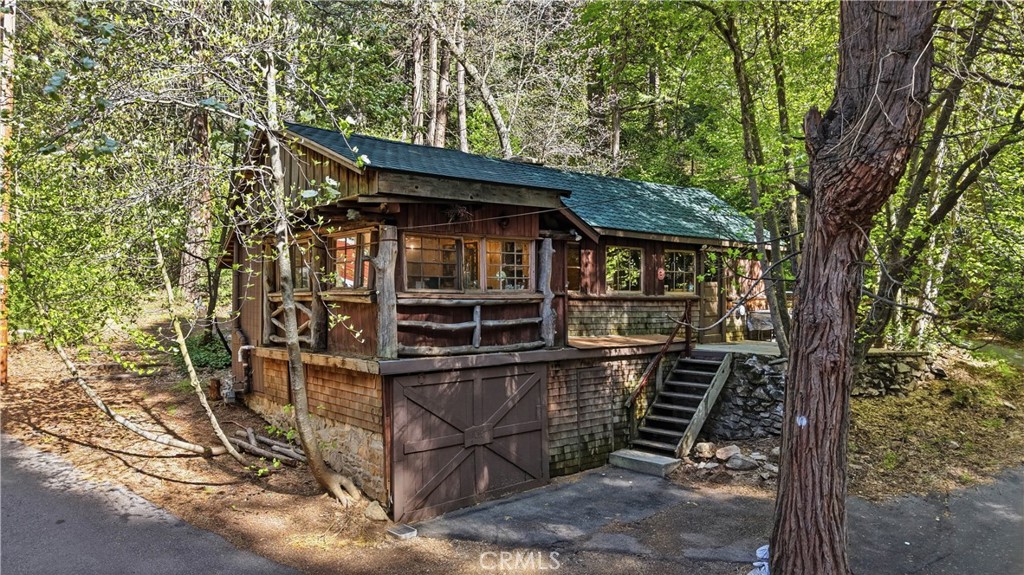 815 Cottage Grove Road Lake Arrowhead, CA 92352 - Photo 5 of 46 a view of a house with a tree
