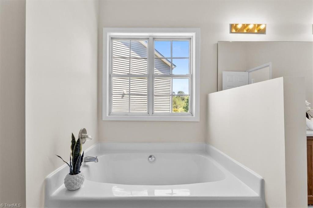 4426 Deacon Court High Point, NC 27265 - Photo 25 of 46 Primary En Suite
