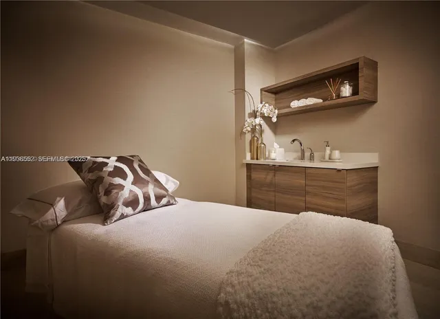 $1,100,000 | 17301 Biscayne Boulevard, Unit 1105, North Miami Beach, FL 33160