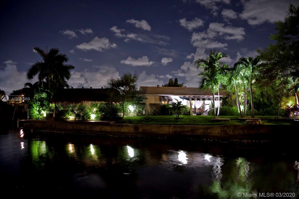 7975 Biscayne Point Circle Miami Beach, FL 33141 - Photo 34 of 34 a view of a yard