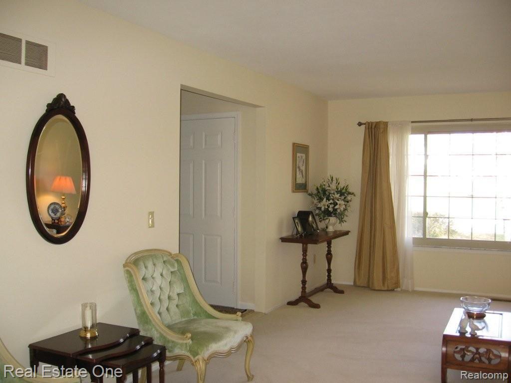 2307 Cumberland Road Rochester, MI 48307 - Photo 3 of 21 LIVING RM.