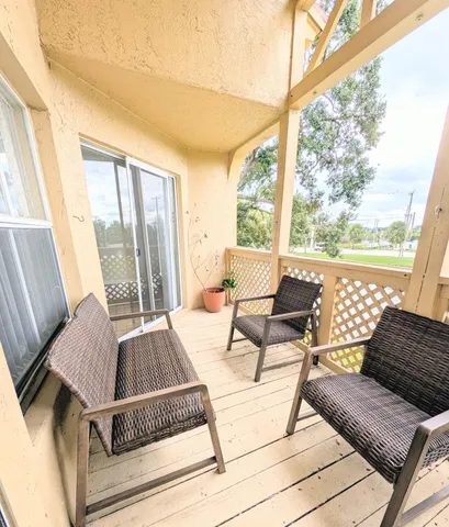 a view of sitting area with furniture