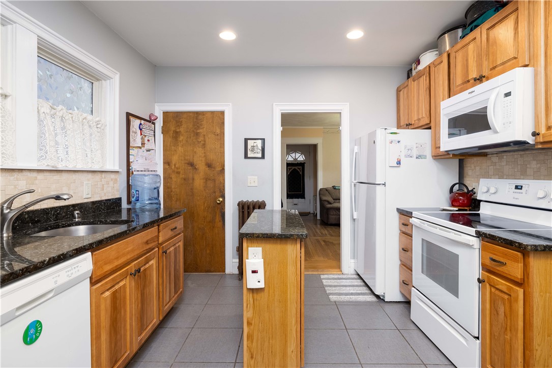 52 Lyndon Road Cranston, RI 02905 - Photo 12 of 42 Gallery Image 12