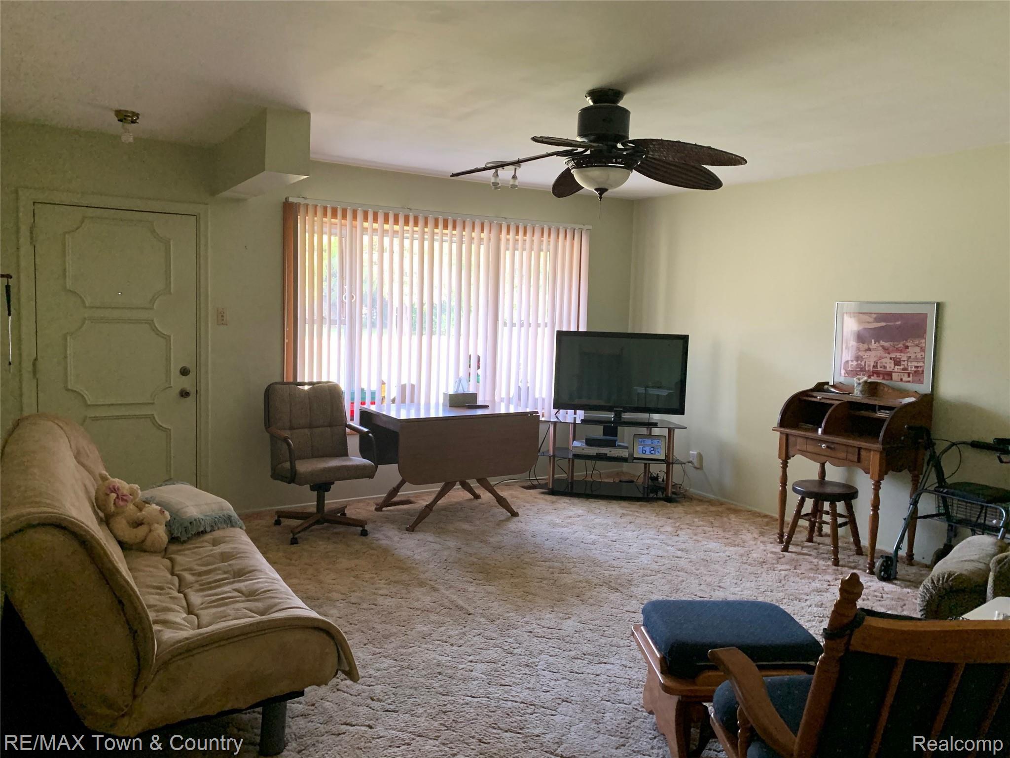 5383 Flushing Road Flushing, MI 48433 - Photo 8 of 28 flushing living room.jpg