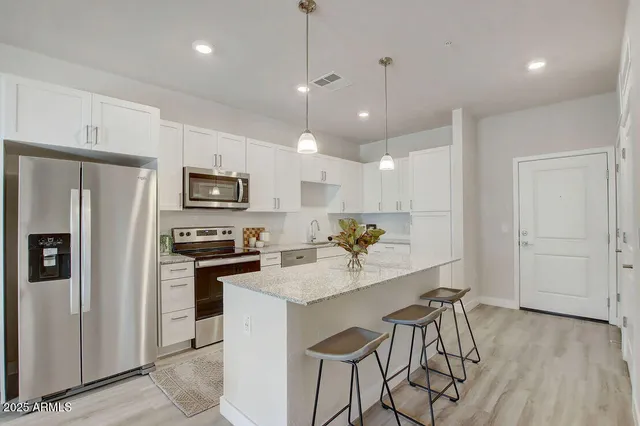 $2,095 | 28201 North Black Canyon Highway, Unit 3, Phoenix, AZ 85085