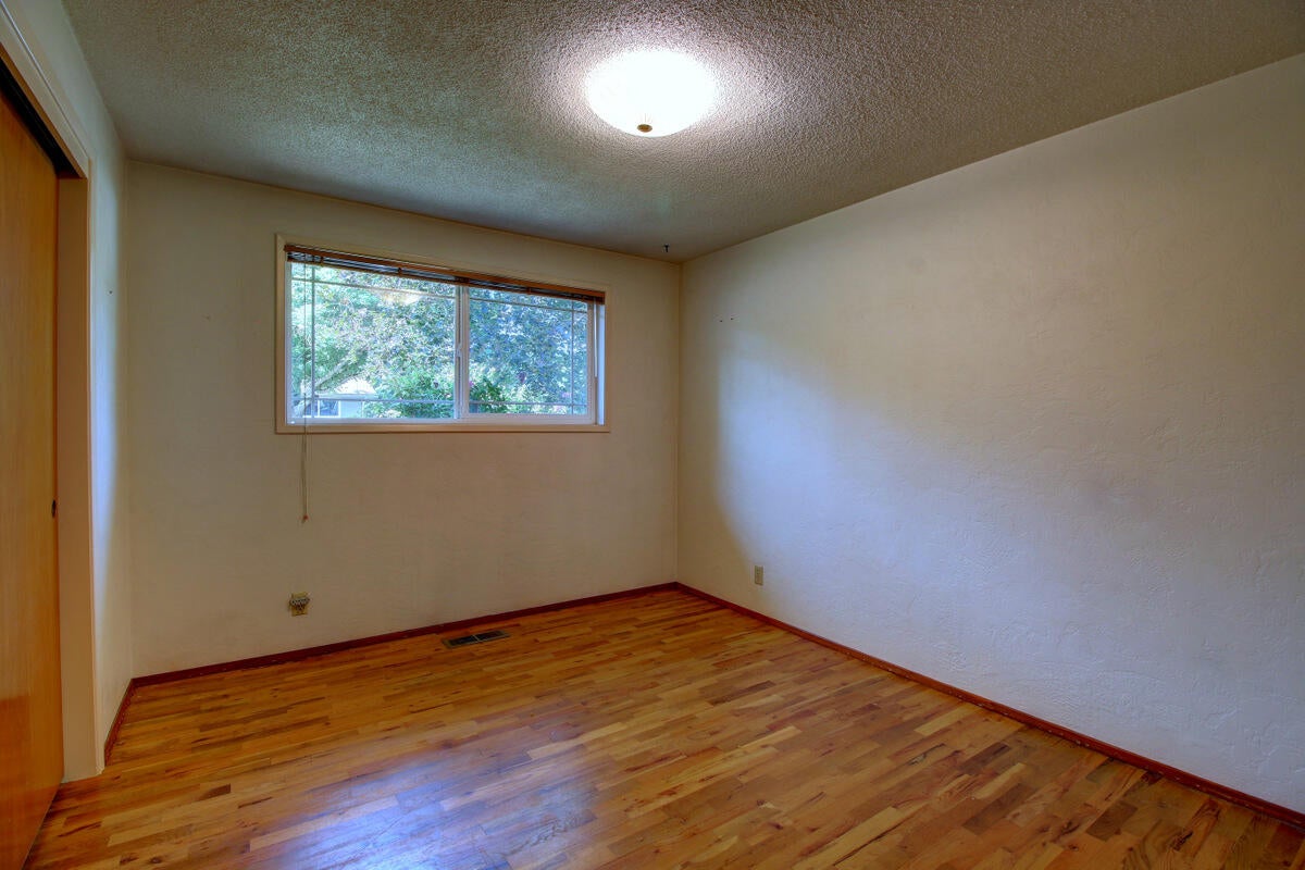 207 Victoria Way Central Point, OR 97502 - Photo 8 of 16 IMG_1458_59_60