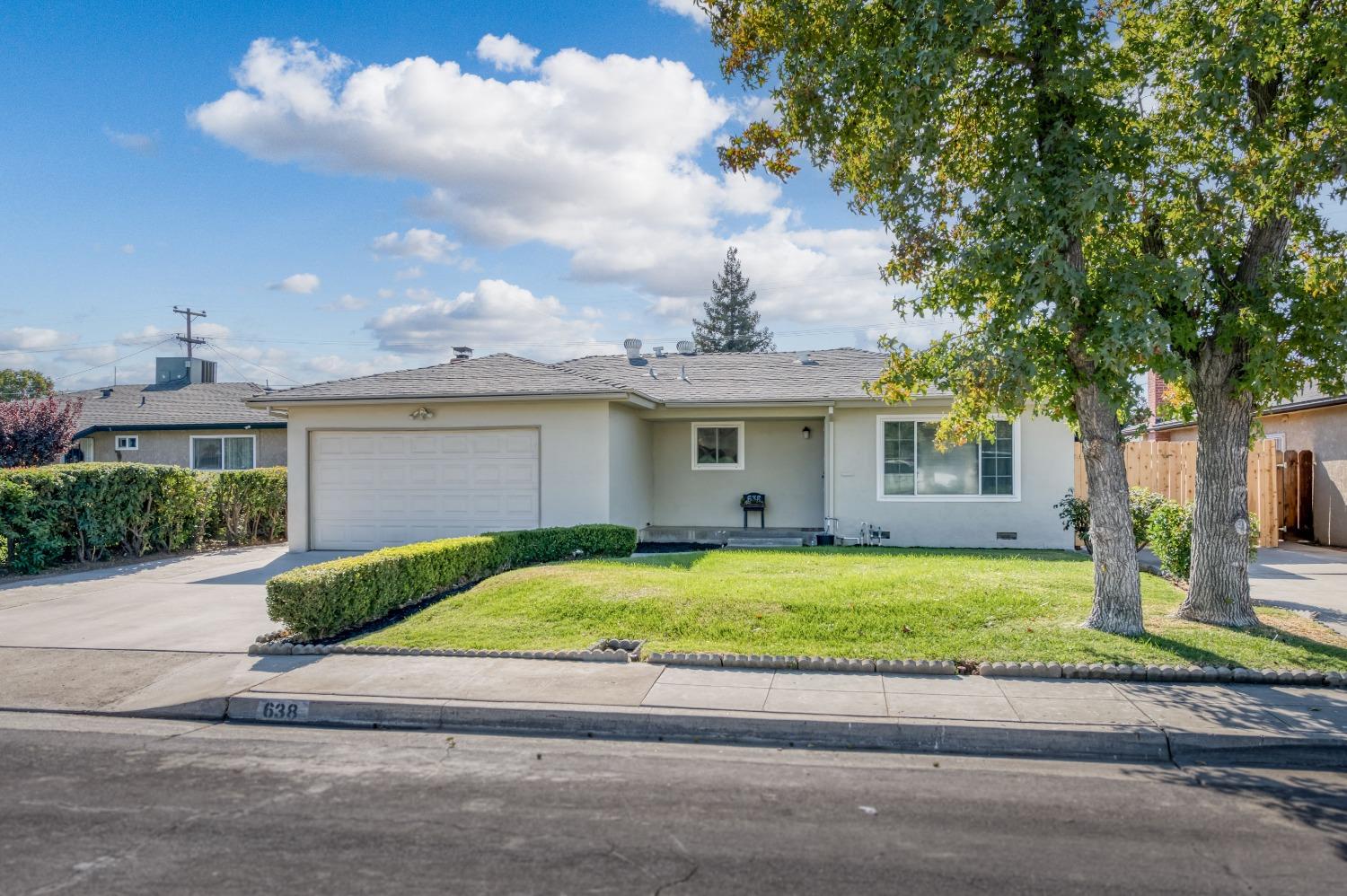 638 West Dennis Drive Clovis, CA 93612 - Photo 2 of 33 a view of a house with a patio and a yard