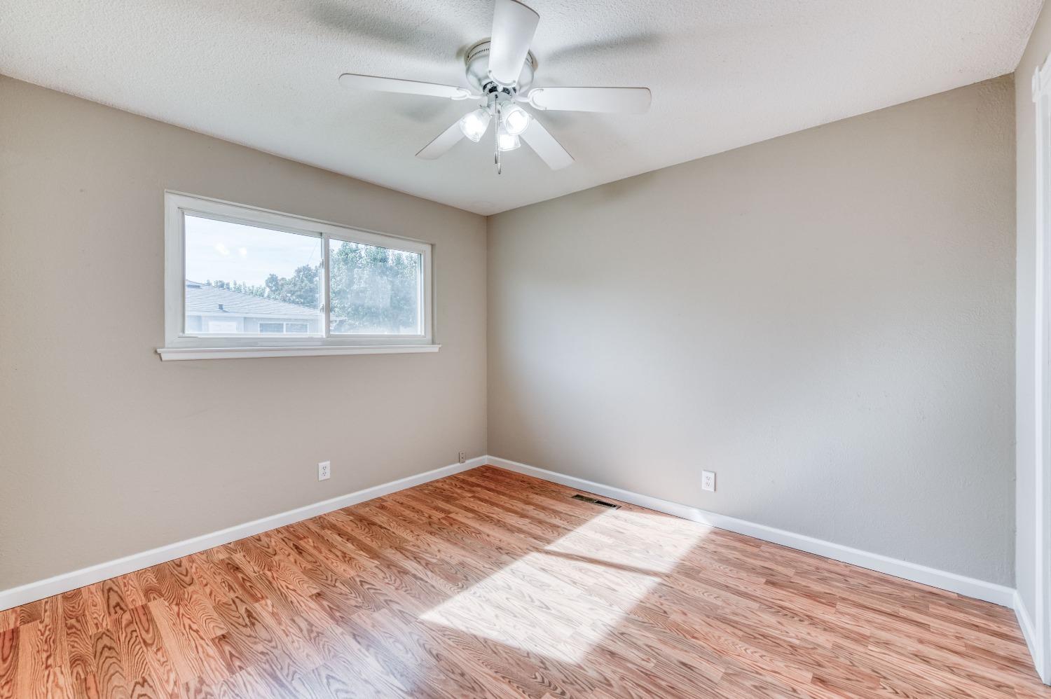 638 West Dennis Drive Clovis, CA 93612 - Photo 21 of 33 a view of room with window and ceiling fan