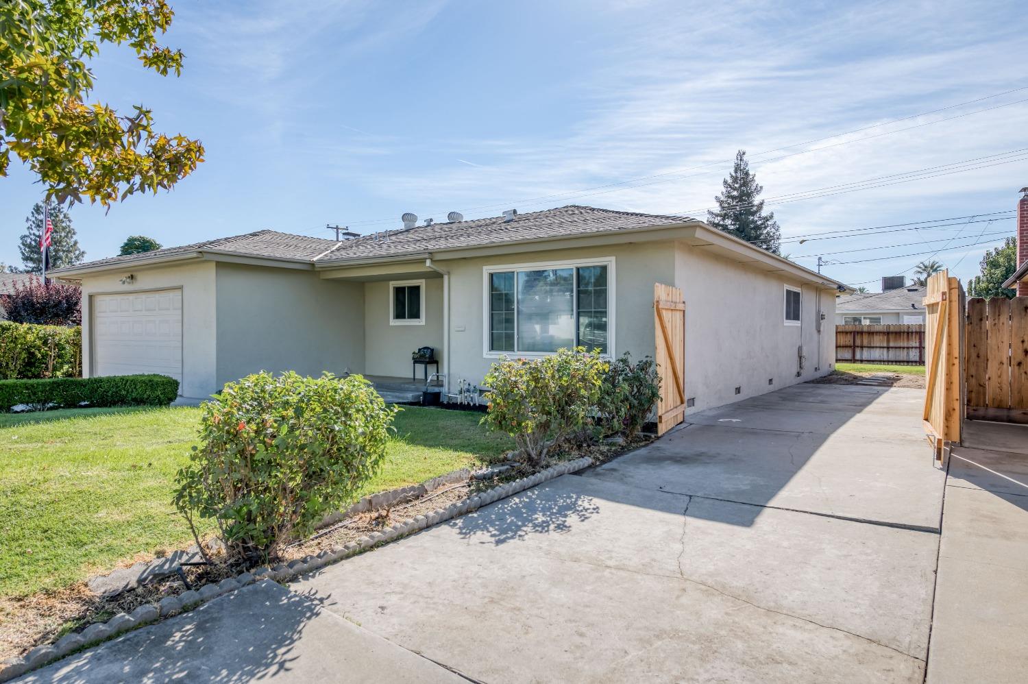 638 West Dennis Drive Clovis, CA 93612 - Photo 26 of 33 a front view of a house with garden