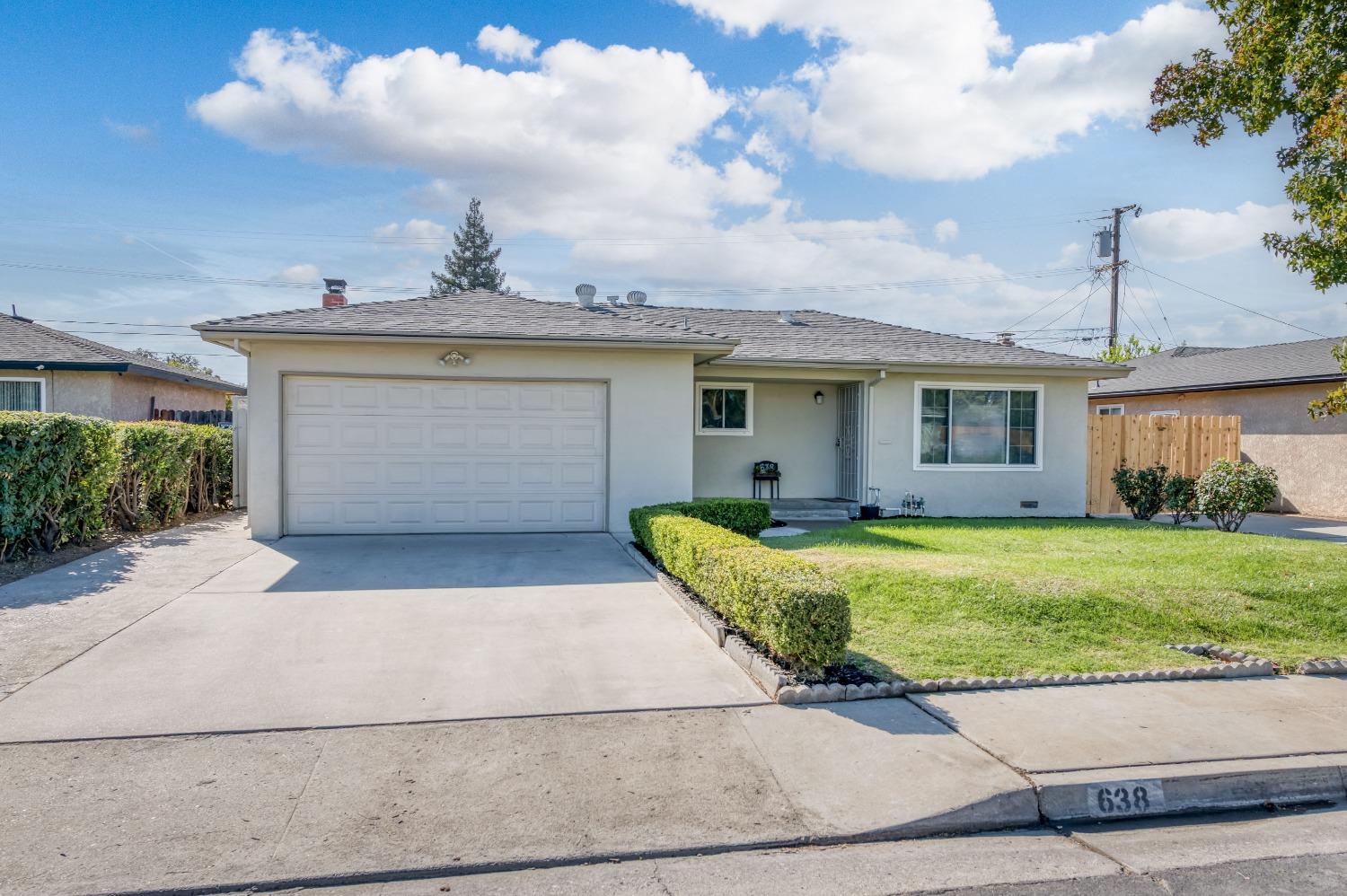 638 West Dennis Drive Clovis, CA 93612 - Photo 3 of 33 a view of a house with a yard and a garage
