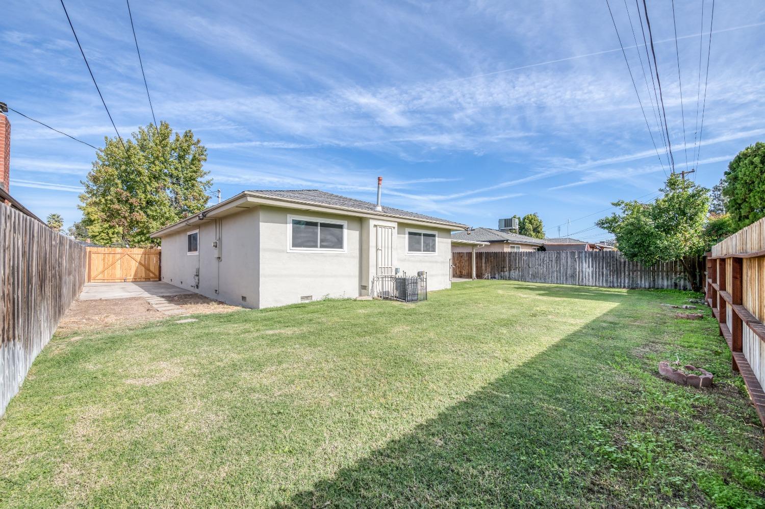 638 West Dennis Drive Clovis, CA 93612 - Photo 31 of 33 a view of backyard with potted plants and wooden fence