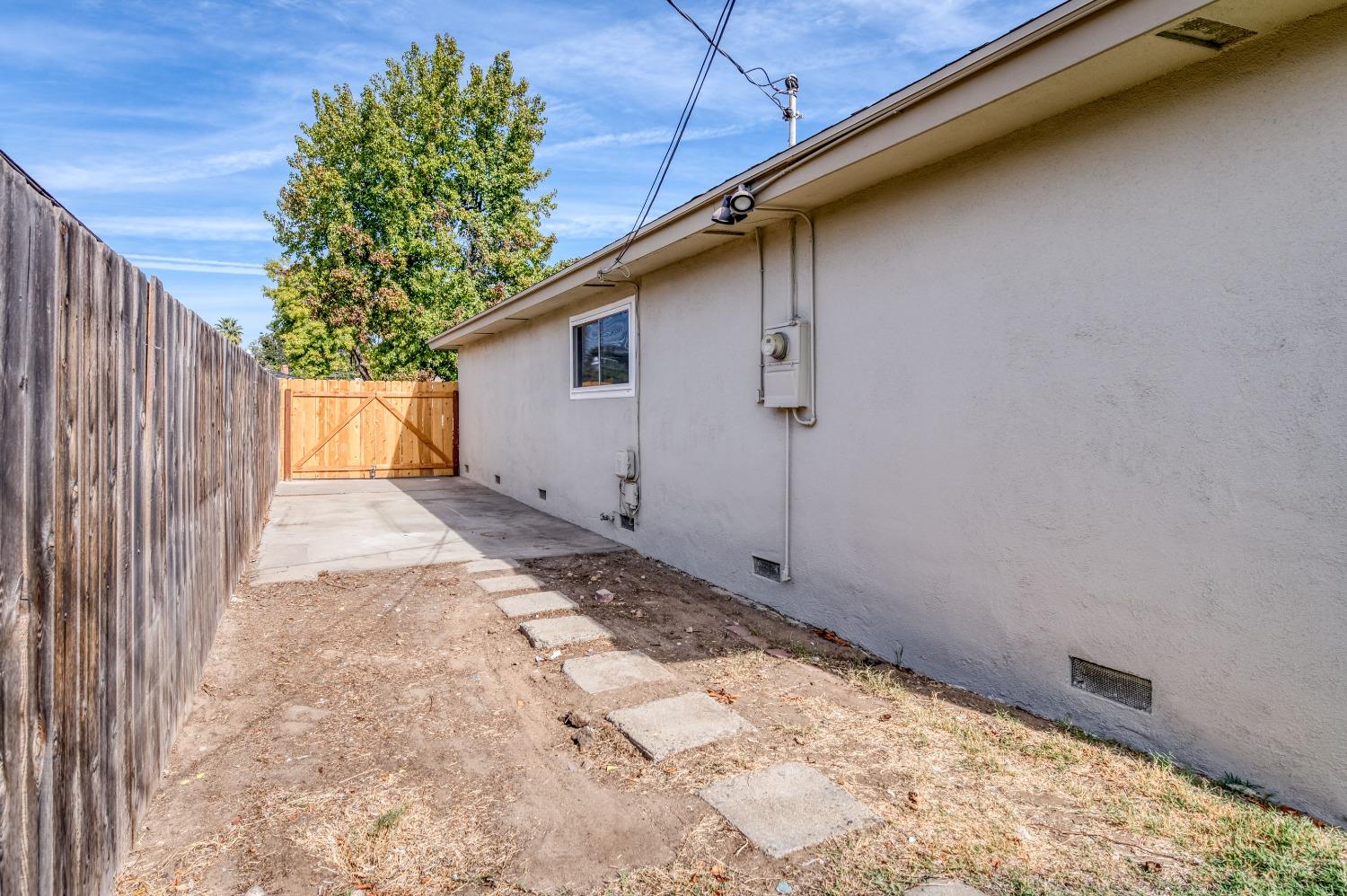 638 West Dennis Drive Clovis, CA 93612 - Photo 33 of 33 a backyard of a house