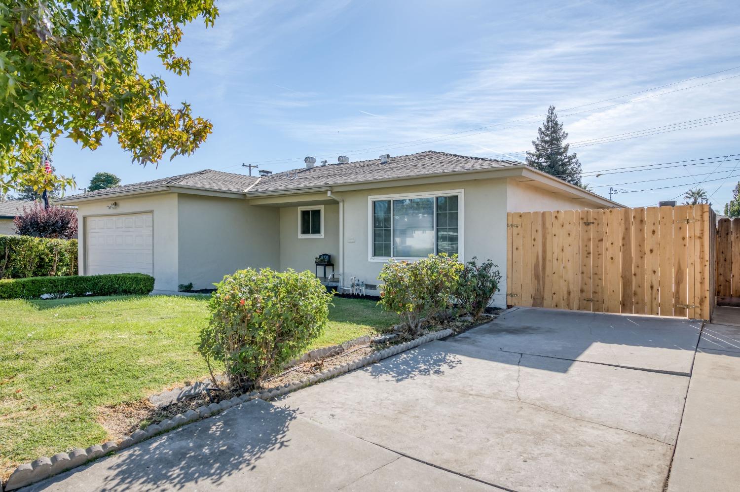 638 West Dennis Drive Clovis, CA 93612 - Photo 4 of 33 a front view of house with yard and trees around