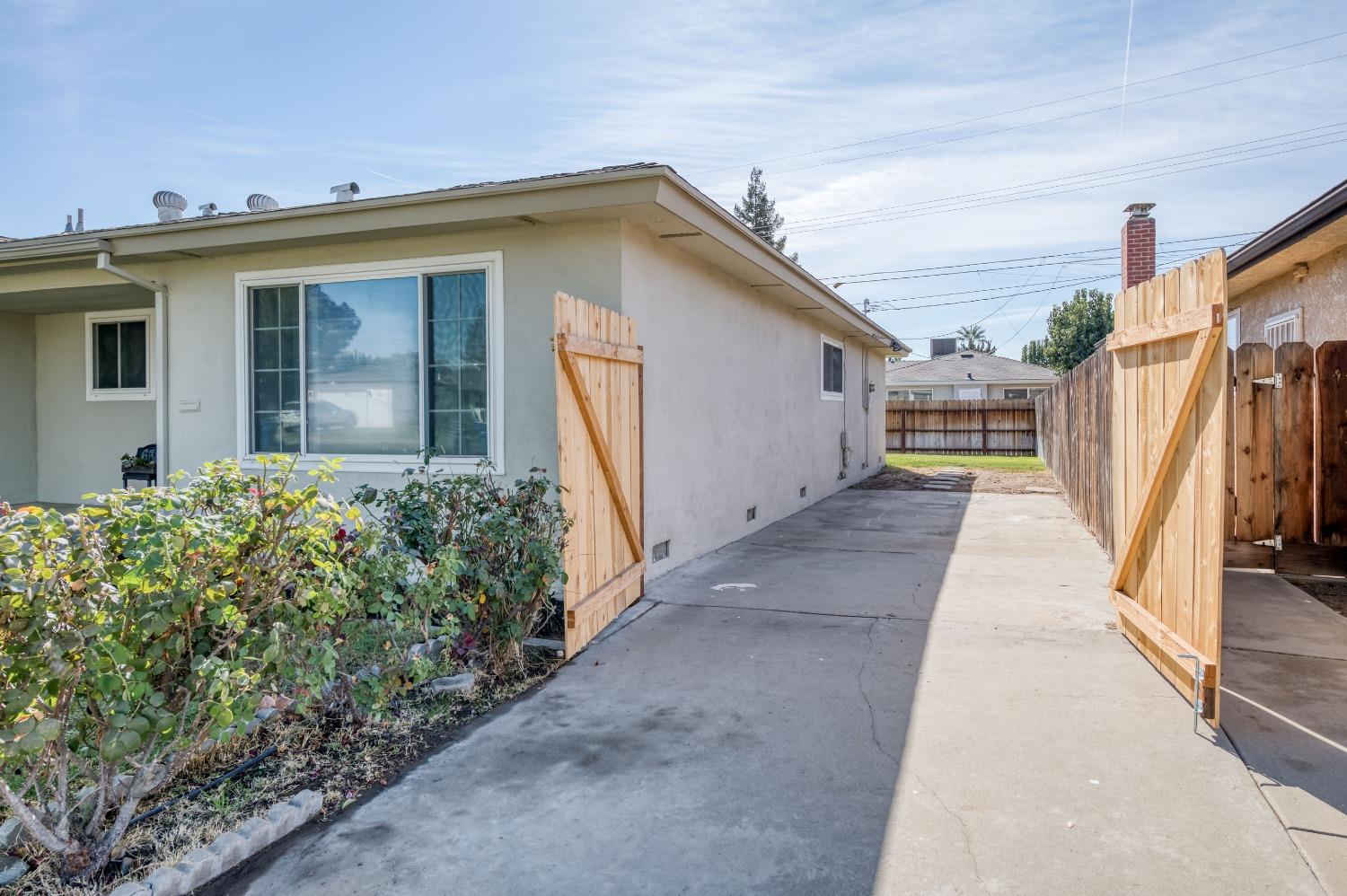 638 West Dennis Drive Clovis, CA 93612 - Photo 5 of 33 a view of a house with backyard