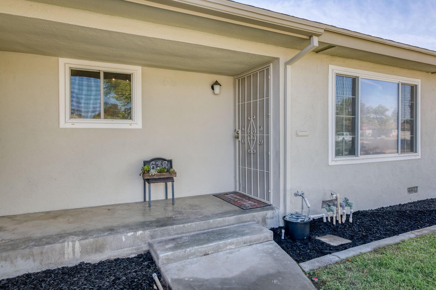 638 West Dennis Drive Clovis, CA 93612 - Photo 6 of 33 a room with furniture and a window