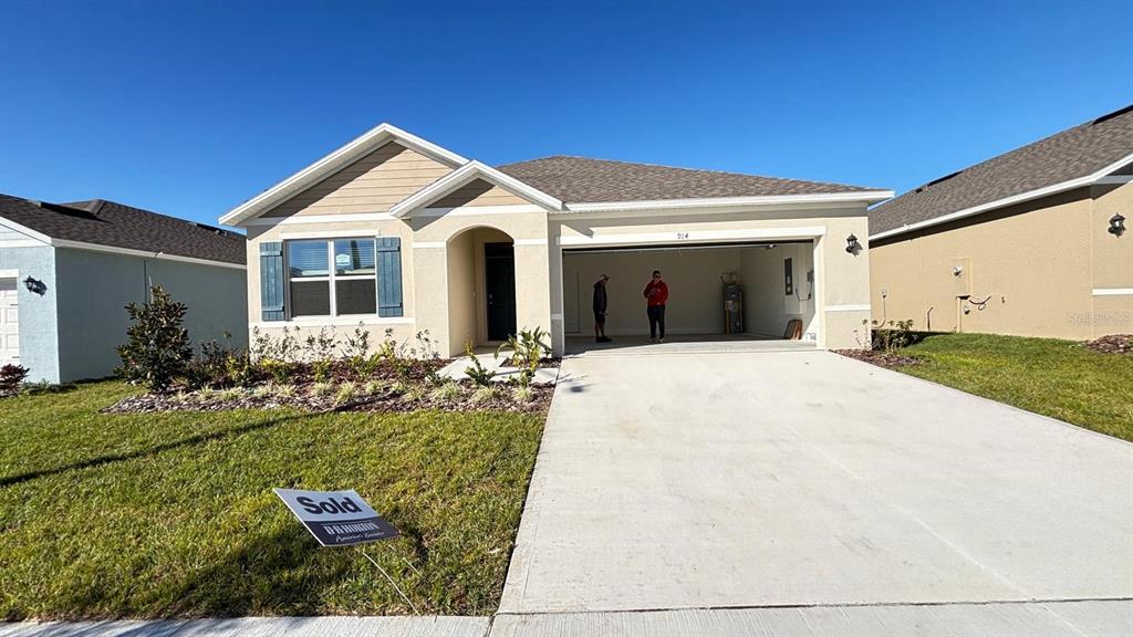 a view of a house with backyard and garden