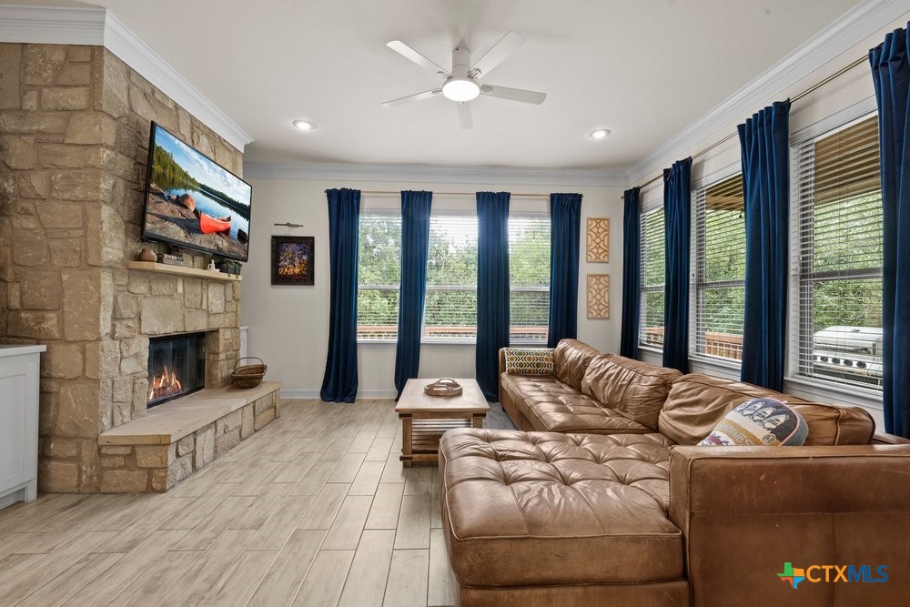 2402 Twin Ridge Court Belton, TX 76513 - Photo 20 of 42 Livingroom