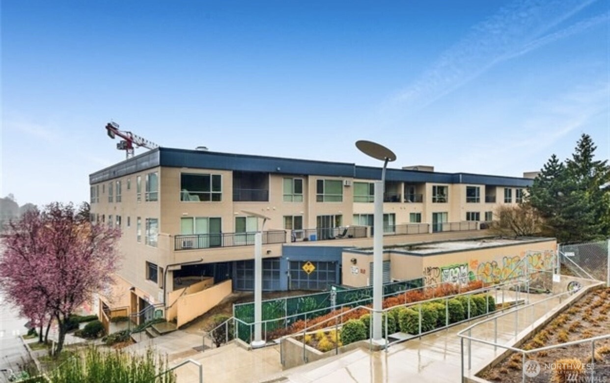 321 10th Avenue South, Unit 604 Seattle, WA 98104 - Photo 13 of 14
