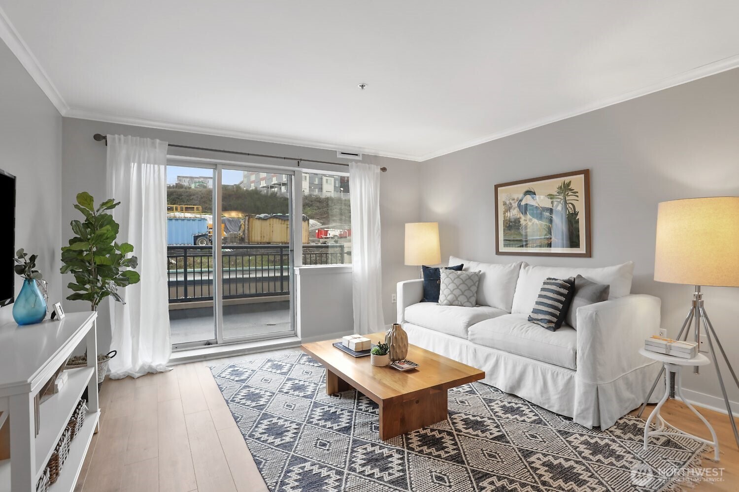 321 10th Avenue South, Unit 604 Seattle, WA 98104 - Photo 2 of 14