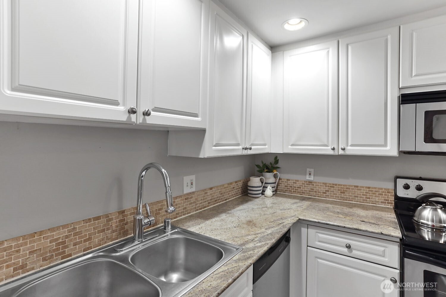 321 10th Avenue South, Unit 604 Seattle, WA 98104 - Photo 7 of 14