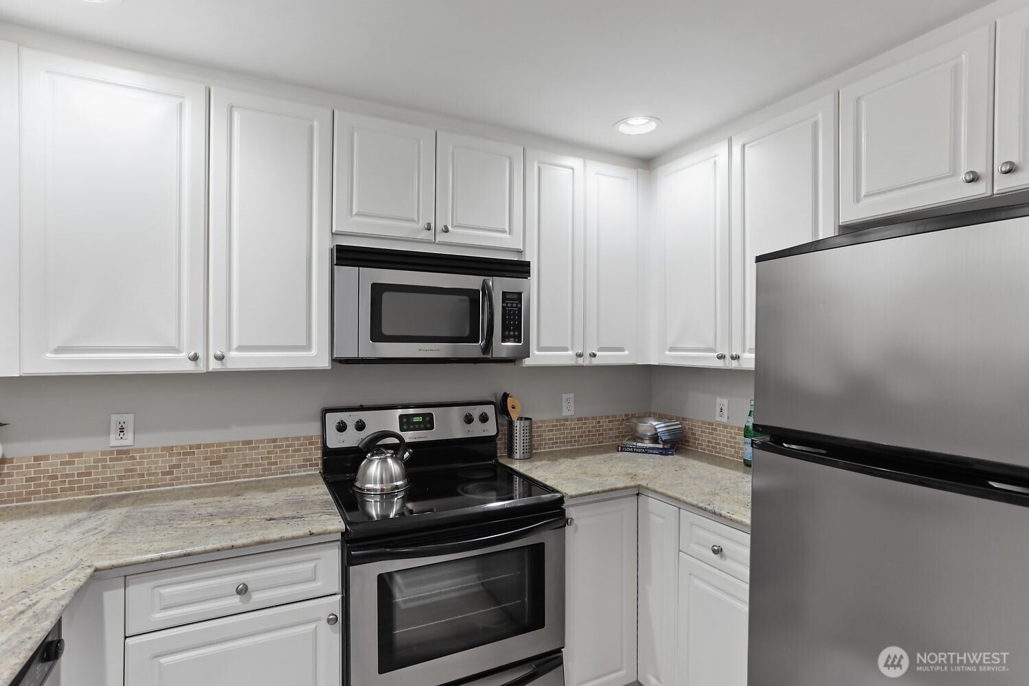 321 10th Avenue South, Unit 604 Seattle, WA 98104 - Photo 8 of 14