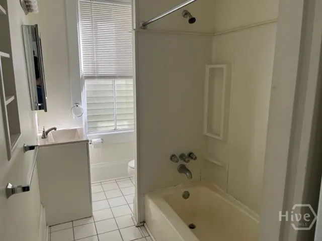 $2,200 | 816 Drayton Street, Unit 2A, Savannah, GA 31401