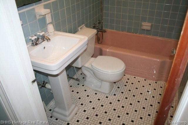 527 West Livingston Road Highland, MI 48357 - Photo 11 of 18 Bathroom