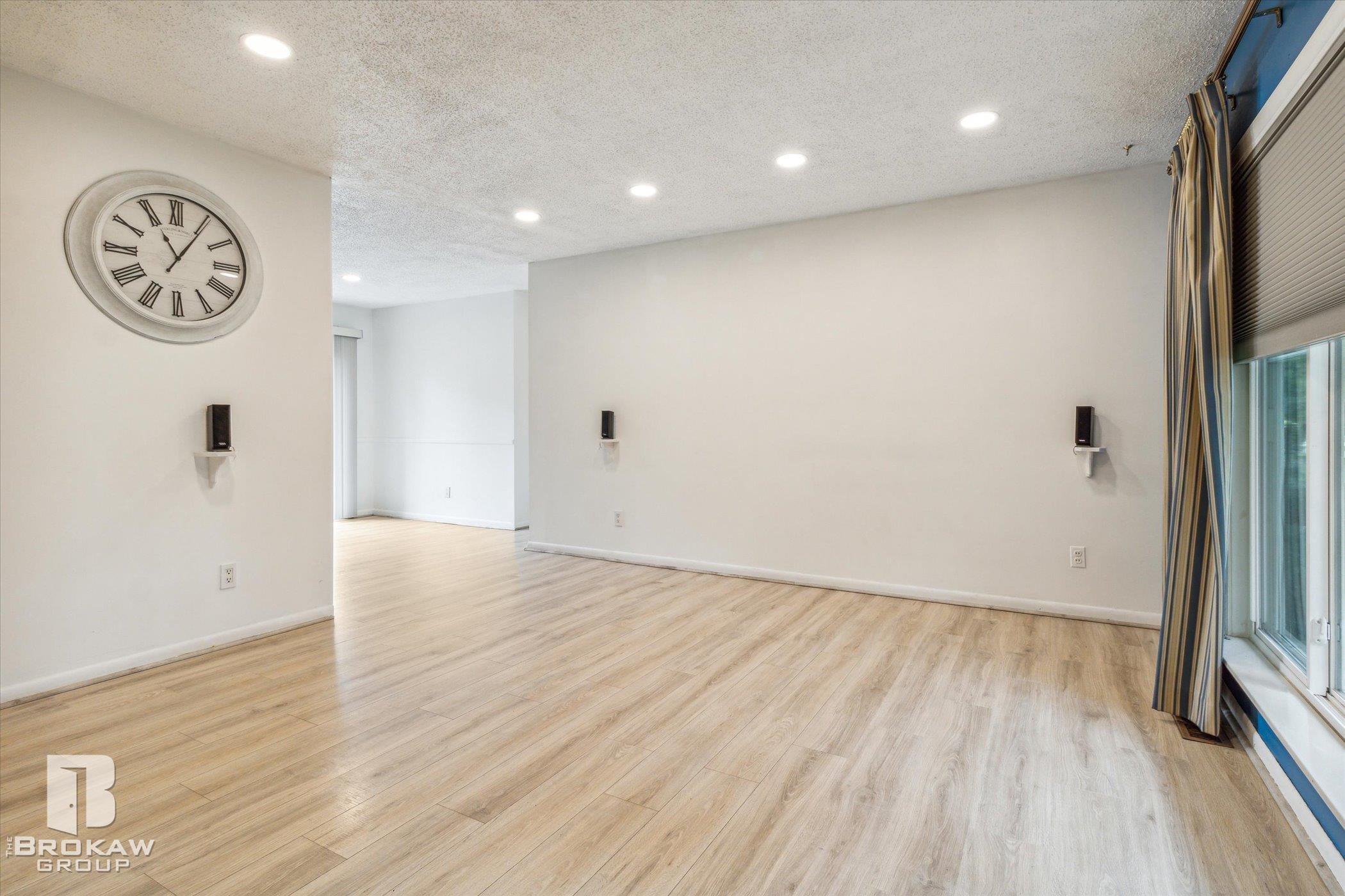 1489 Williamsburg Road Flint, MI 48507 - Photo 7 of 50 50121506-7.JPG