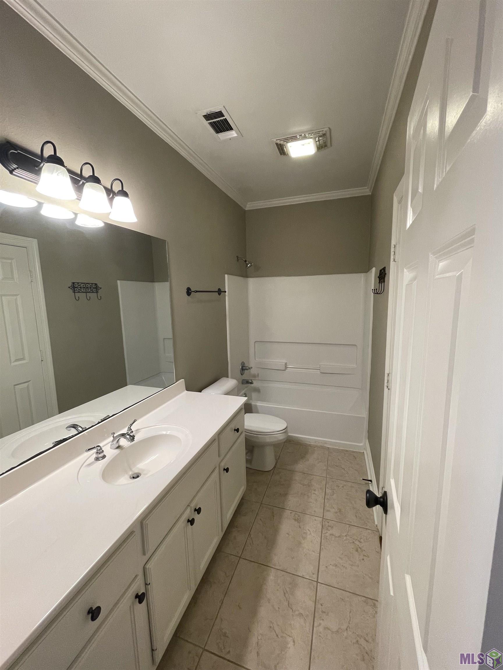 828 Meadow Bend Drive, Unit G Baton Rouge, LA 70820 - Photo 16 of 21 Second Bathroom