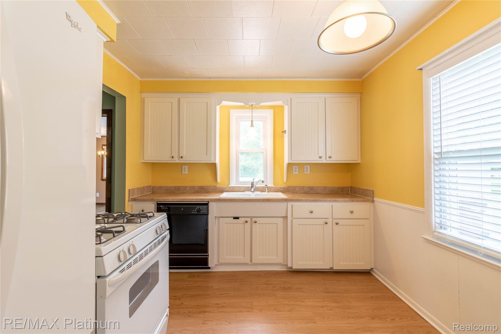 42081 Willis Road Belleville, MI 48111 - Photo 7 of 30 13.Kitchen