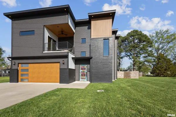 $529,000 | 1303 North Otis Street, Marion, IL 62959