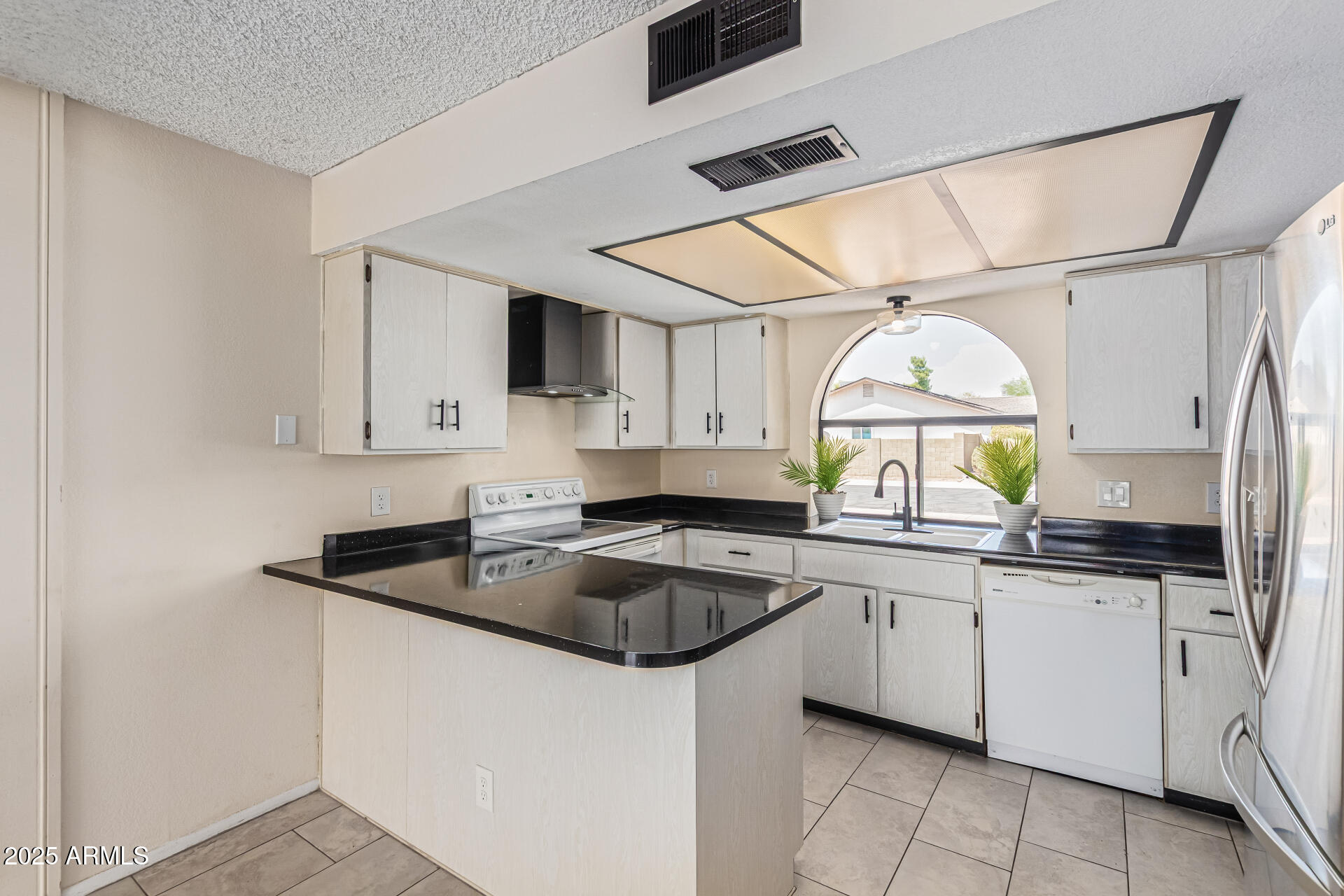 3917 West Juniper Avenue Phoenix, AZ 85053 - Photo 23 of 44 a kitchen that has a sink and a stove in it