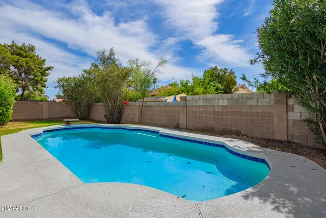 a view of a backyard