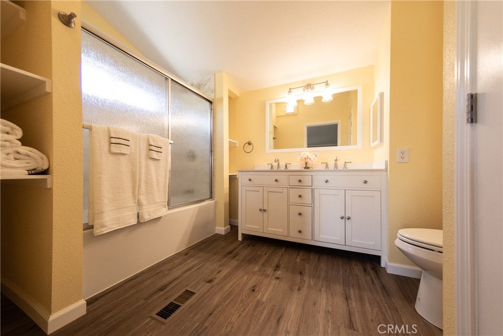 655 Nelson Avenue Oroville, CA 95965 - Photo 27 of 51 En-suite bathroom