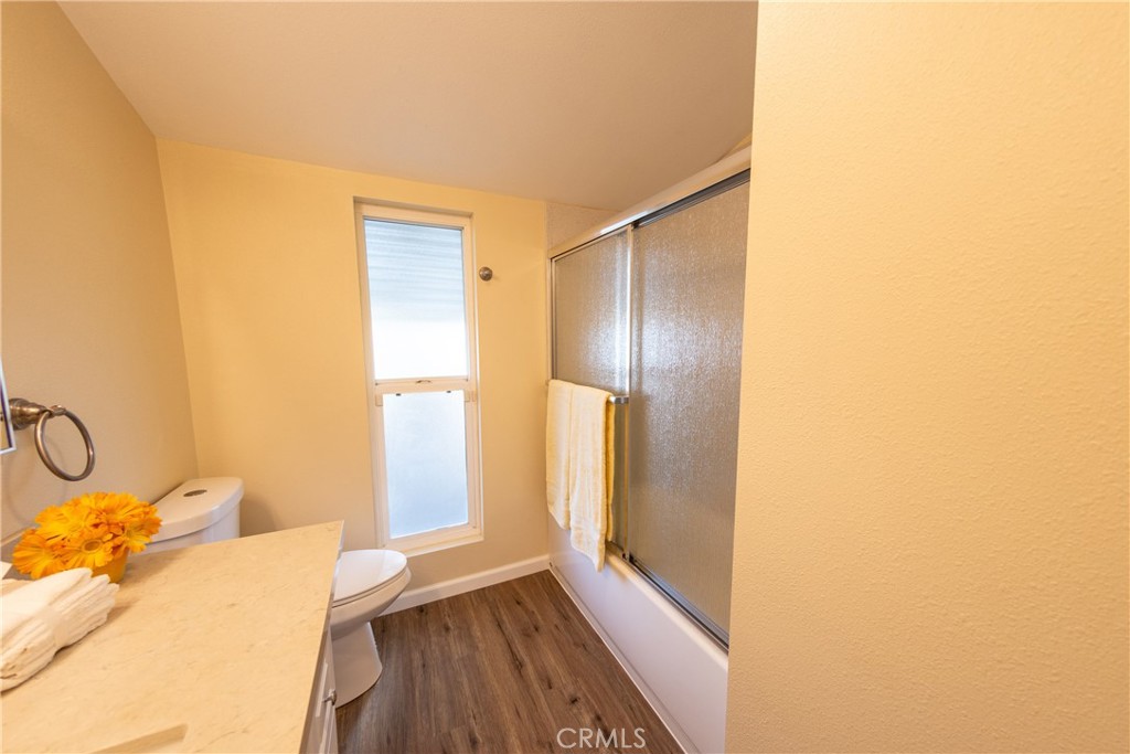 655 Nelson Avenue Oroville, CA 95965 - Photo 32 of 51 Hallway bathroom